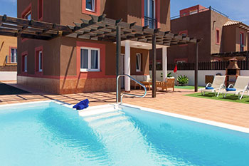 Villa Emma es una villa en Fuerteventura que admite mascotas con piscina, patio exterior y amplia terraza